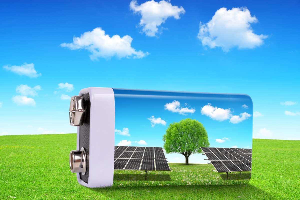 the advantages of using solar panels and batteries in your home